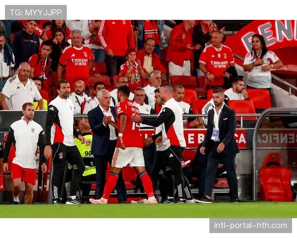 快讯：曼联对阵利物浦，开场7分钟即由前锋闪电破门