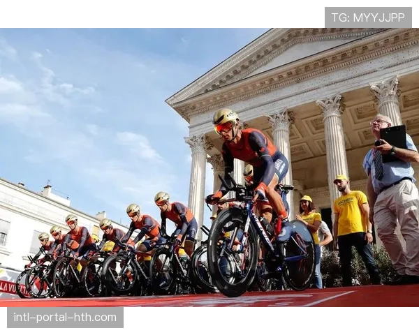 暖心时刻：观众高歌为受伤退赛车手祝福，对手赛后第一时间上前问候